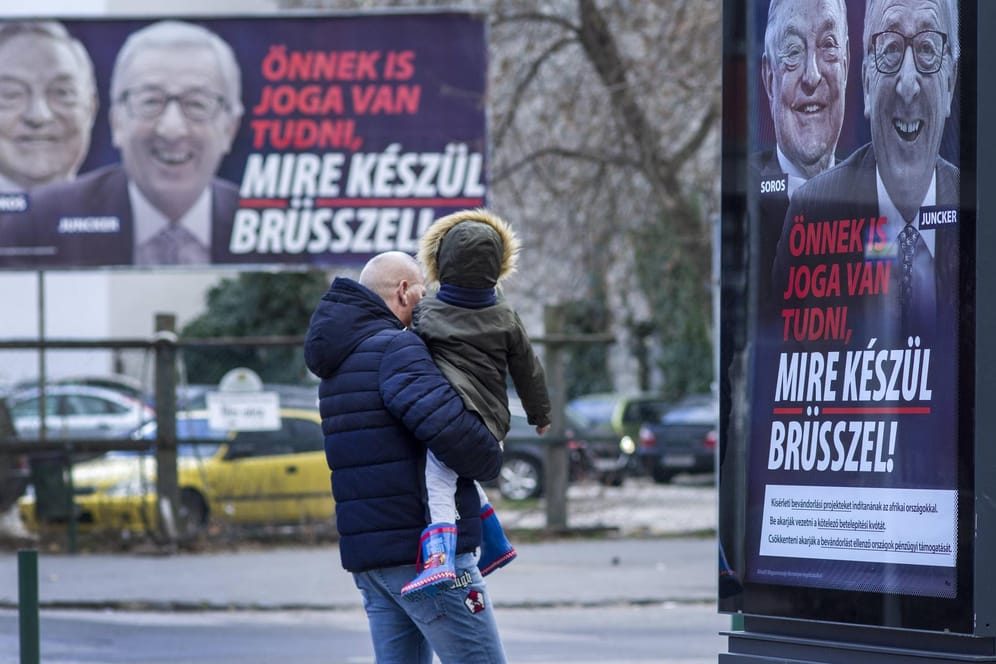 Plakatkampagne der Fidesz-Regierung gegen die EU: CDU-Chefin Kramp-Karrenbauer hatten die Plakataktion scharf verurteilt, sich aber den Rufen nach einem Fidesz-Ausschluss aus der EVP bisher nicht angeschlossen.