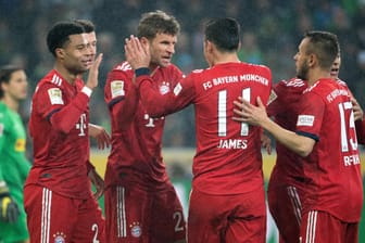 Die Spieler des FC Bayern München bejubeln den Treffer von Thomas Müller (Mitte).
