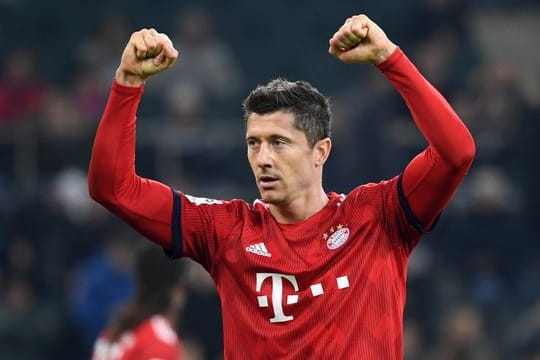 Robert Lewandowski hat mit nun 195 Toren mit Claudio Pizarro als treffsicherster ausländischer Torschütze gleichgezogen.