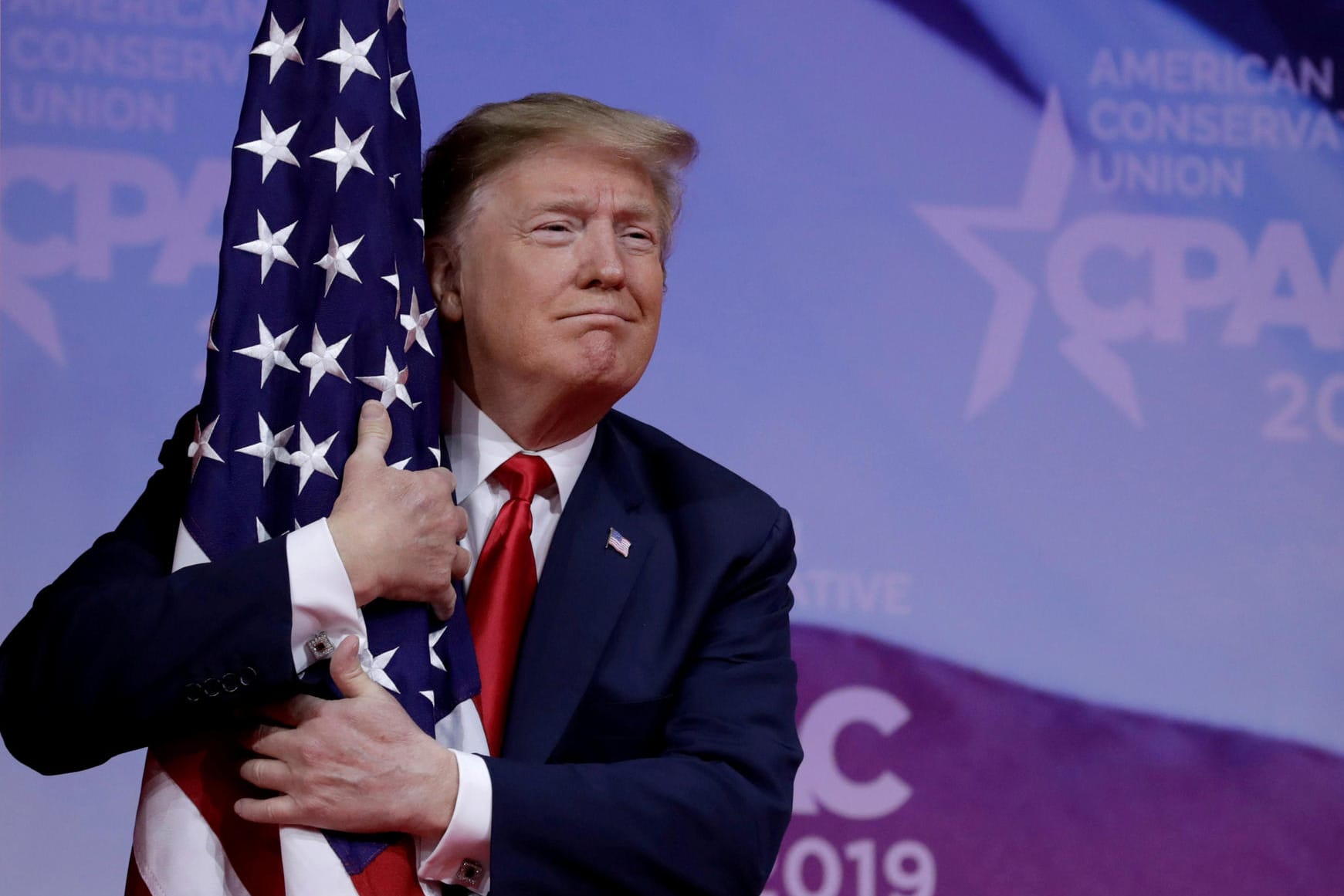 US-Präsident Donald Trump kuschelt mit der amerikanischen Flagge: Trump beklagte auch erneut eine von den Demokraten vorangetriebene "Hexenjagd" auf ihn.