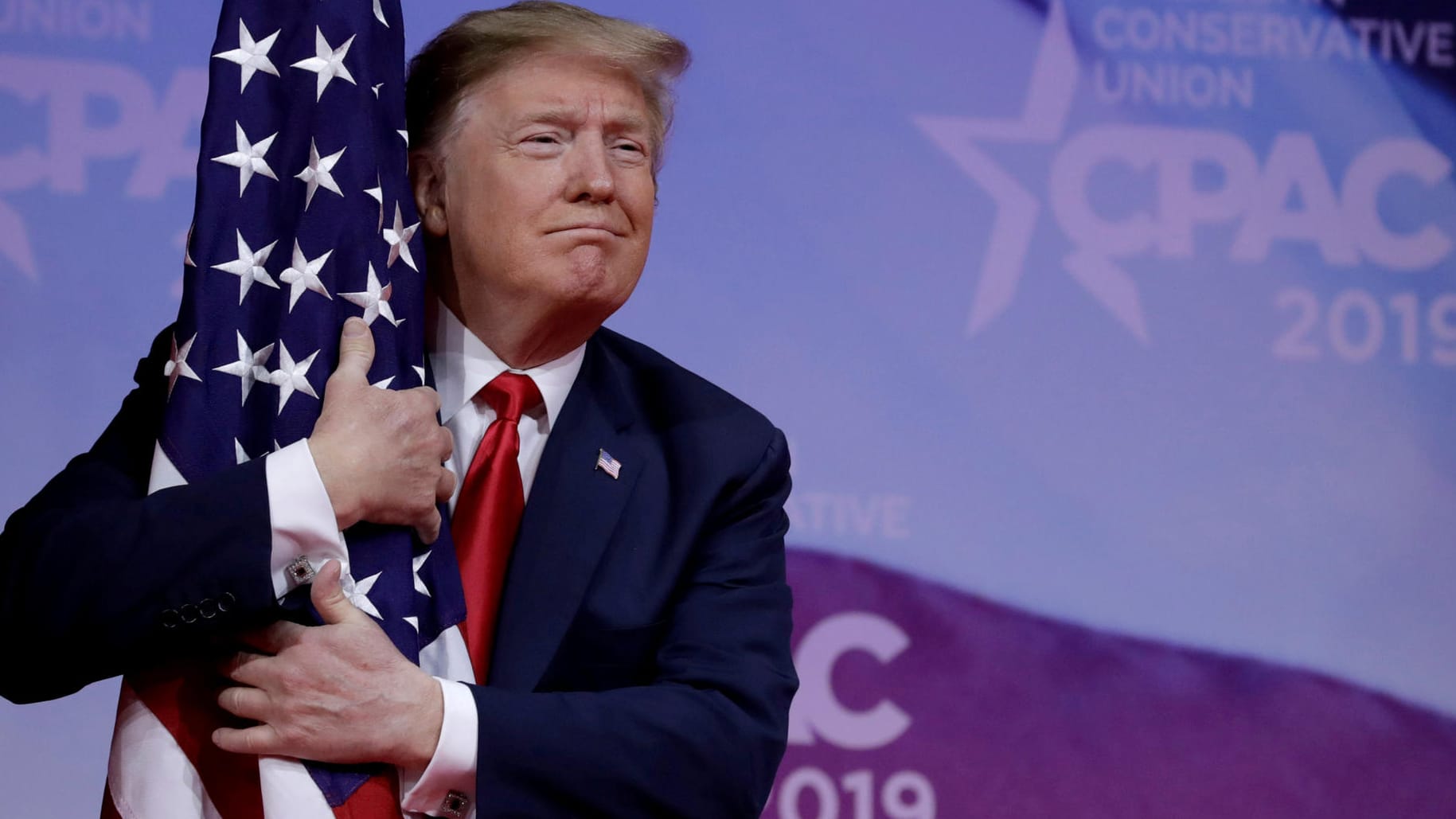 US-Präsident Donald Trump kuschelt mit der amerikanischen Flagge: Trump beklagte auch erneut eine von den Demokraten vorangetriebene "Hexenjagd" auf ihn. US-Präsident Donald Trump kuschelt mit der amerikanischen Flagge: Trump beklagte auch erneut eine von den Demokraten vorangetriebene "Hexenjagd" auf ihn.