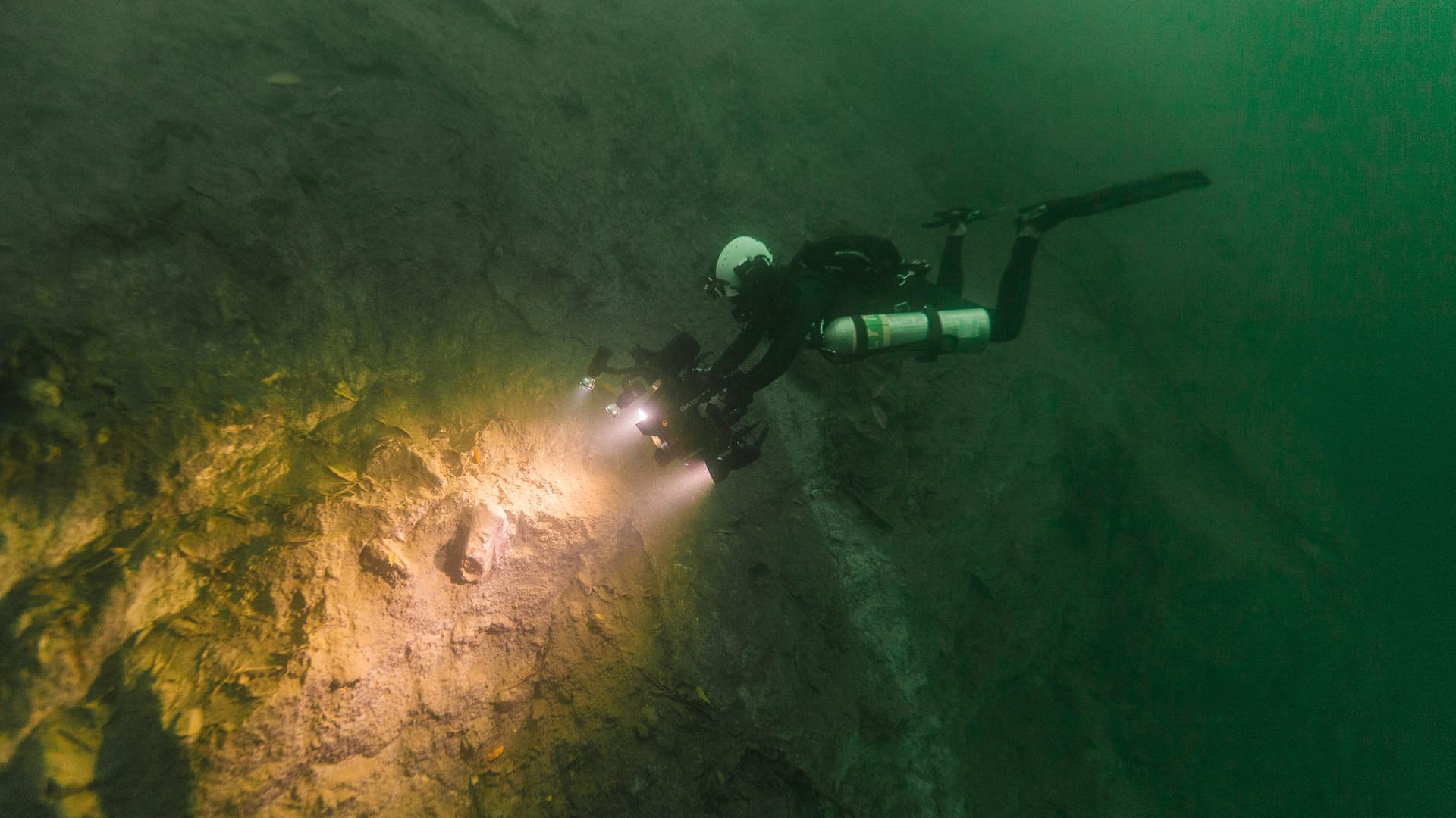 Forscher Marty O'Farrell bei einem der Tauchgänge: Eigentlich suchten die Wissenschaftler nach Artefakten der Maya.