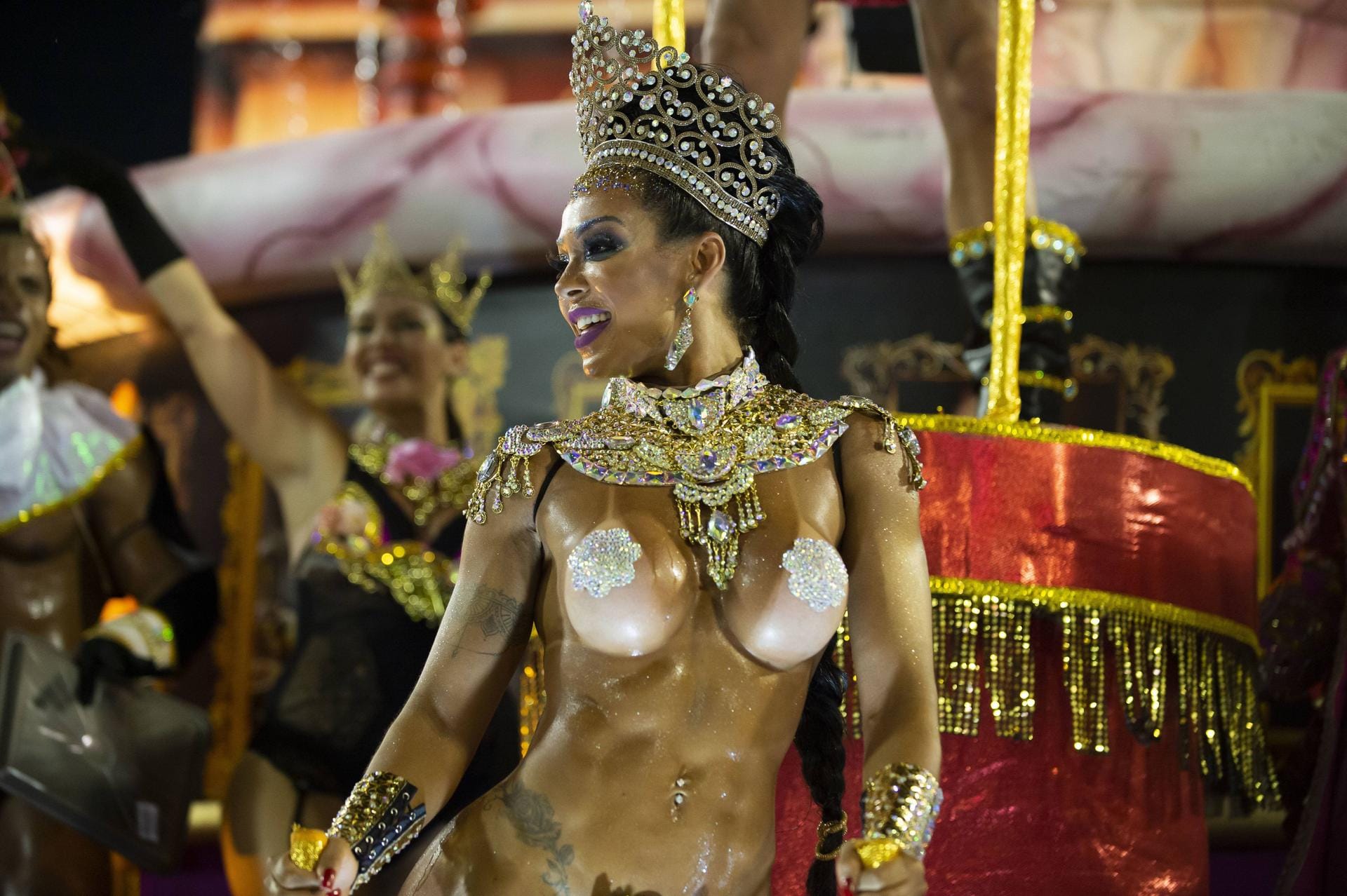 Karneval in Rio de Janeiro: Im Sambodromo paradieren die Tanzgruppen und wetteifern um die besten Wagen, Lieder und Choreografien.