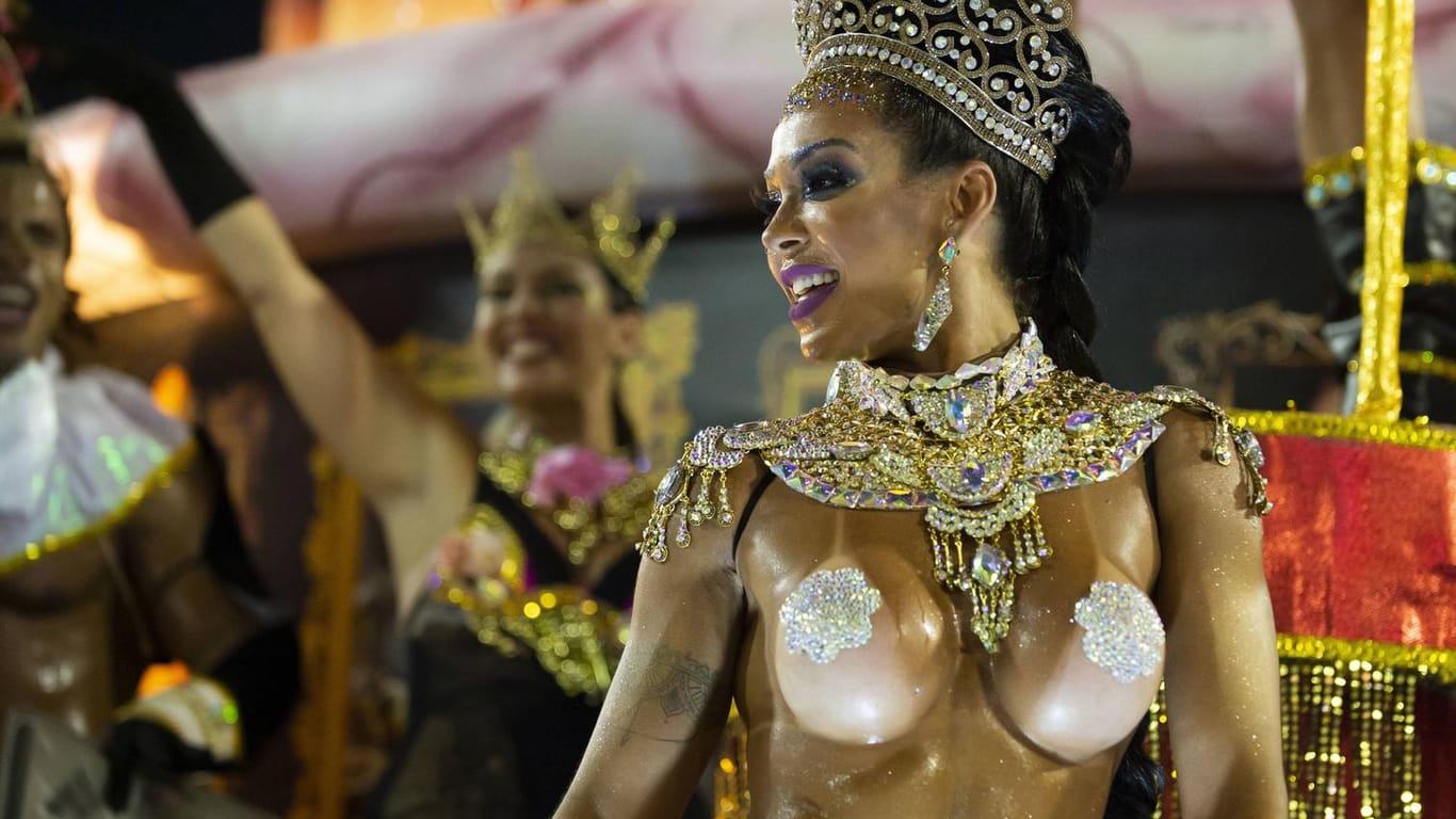 Karneval in Rio de Janeiro: Im Sambodromo paradieren die Tanzgruppen und wetteifern um die besten Wagen, Lieder und Choreografien.