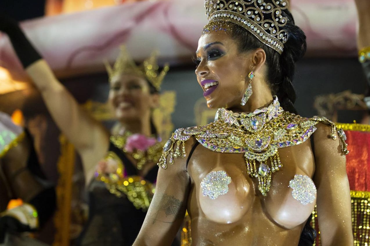 Karneval in Rio de Janeiro: Im Sambodromo paradieren die Tanzgruppen und wetteifern um die besten Wagen, Lieder und Choreografien.