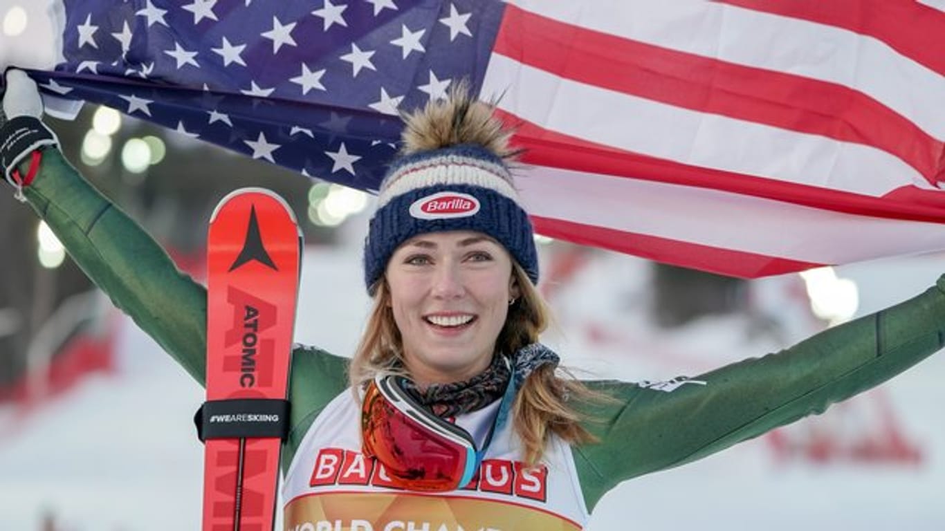 Die US-Amerikanerin Mikaela Shiffrin ist durch Rennabsagen unverhofft früh Siegerin im Gesamt-Welcup geworden.