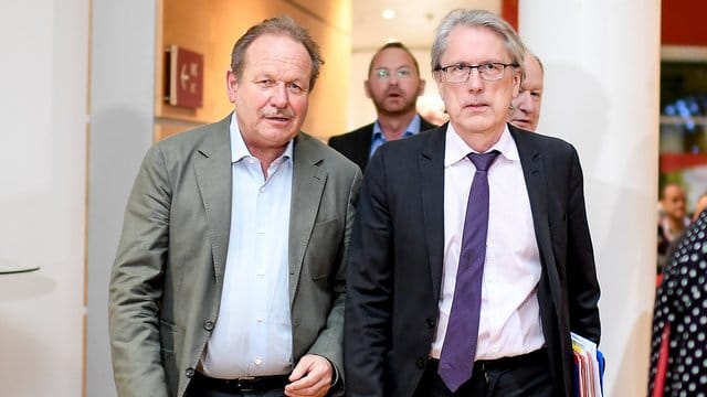 Einigung erzielt: Verdi-Chef Frank Bsirske (l) und der Verhandlungsführer der Länder, der Berliner Finanzsenator Matthias Kollatz, in Potsdam.