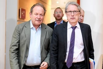 Einigung erzielt: Verdi-Chef Frank Bsirske (l) und der Verhandlungsführer der Länder, der Berliner Finanzsenator Matthias Kollatz, in Potsdam.