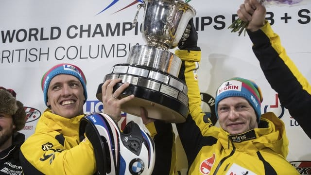 Francesco Friedrich (r) feiert bei der WM in Whistler mit Thorsten Margis seinen fünften Titel.