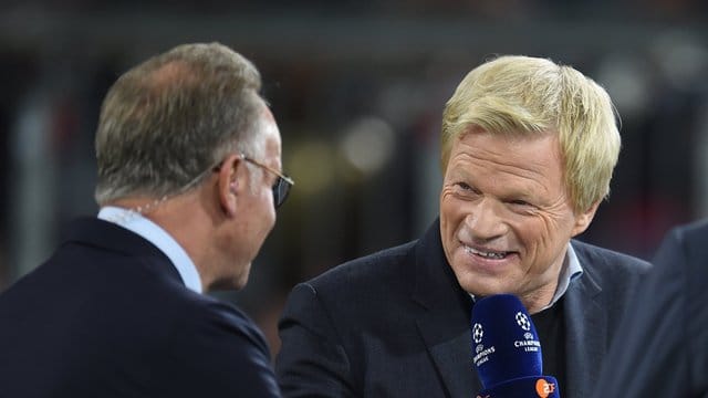 Oliver Kahn reizt der Plan beim FC Bayern München Nachfolger von Karl-Heinz Rummenigge (r) zu werden.