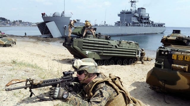 Landemanöver bei einer gemeinsamen Übung US-amerikanischer und südkoreanischer Streitkräfte. Landemanöver bei einer gemeinsamen Übung US-amerikanischer und südkoreanischer Streitkräfte.