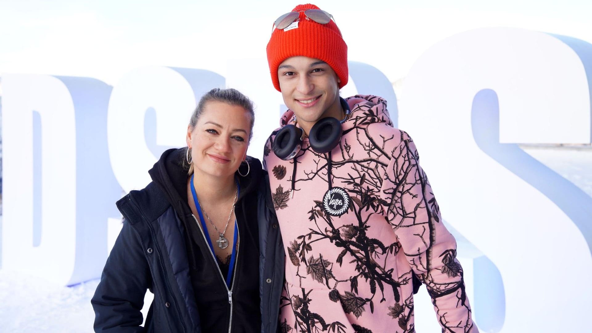 Juliette Schoppmann und Prince Damien helfen den Tanzbären auf die Sprünge.