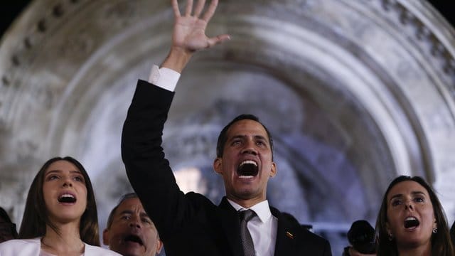 Juan Guaido, selbst ernannter Interimspräsident von Venezuela, bei einem Auftritt vor dem Außenministerium in Buenos Aires. Juan Guaido, selbst ernannter Interimspräsident von Venezuela, bei einem Auftritt vor dem Außenministerium in Buenos Aires.