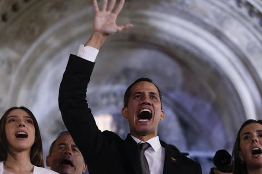 Juan Guaido, selbst ernannter Interimspräsident von Venezuela, bei einem Auftritt vor dem Außenministerium in Buenos Aires.