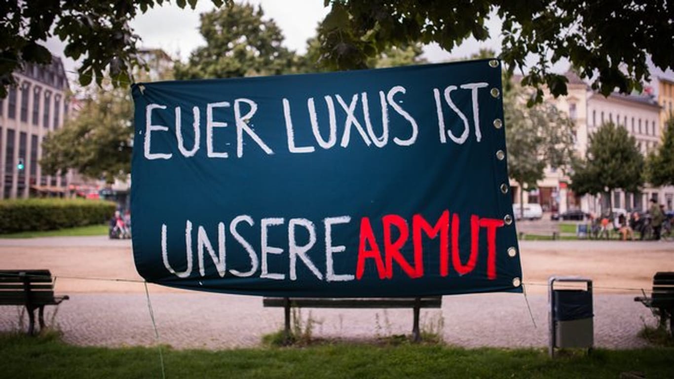 Ein Plakat mit der Aufschrift "Euer Luxus ist unsere Armut" in Berlin.