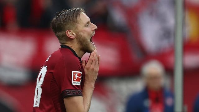 Im heimischen Max-Morlock-Stadion hat Hanno Behrens einen Elfmeter für den FC Nürnberg verschossen. Im heimischen Max-Morlock-Stadion hat Hanno Behrens einen Elfmeter für den FC Nürnberg verschossen.