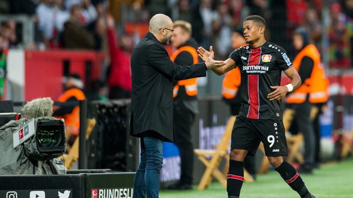 Leverkusens Trainer Peter Bosz klatscht mit Leon Patrick Bailey ab, dem Torschützen zum 2:0 gegen Freiburg.