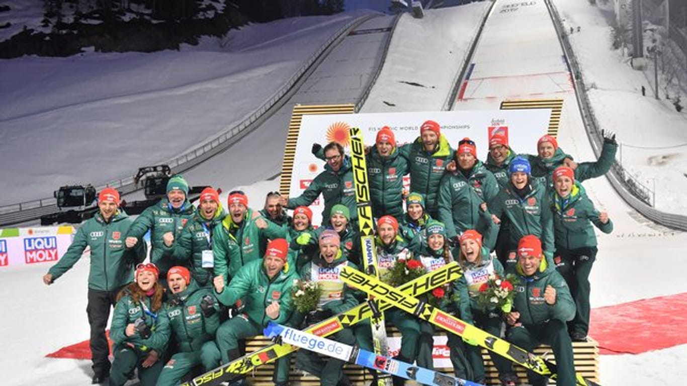 Das deutsche Skisprungteam der Männer und Frauen feiert in Seefeld die WM-Erfolge.