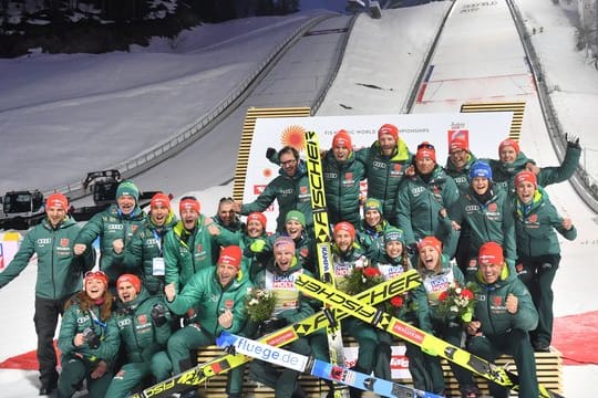 Das deutsche Skisprungteam der Männer und Frauen feiert in Seefeld die WM-Erfolge.