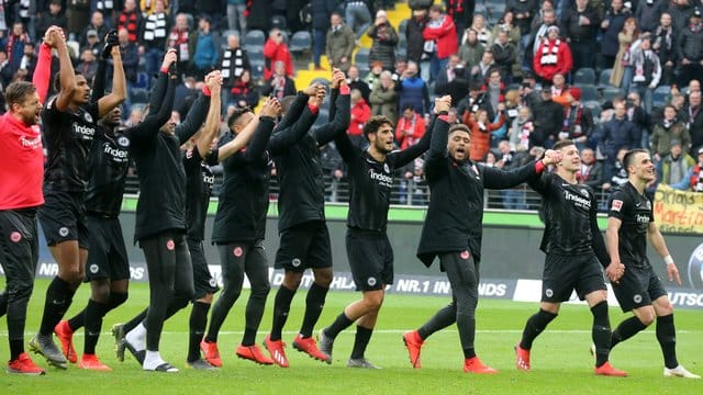 Die Spieler von Eintracht Frankfurt feiern mit den Fans den späten Sieg über 1899 Hoffenheim. Die Spieler von Eintracht Frankfurt feiern mit den Fans den späten Sieg über 1899 Hoffenheim.