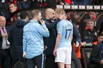 Manchester Citys Manager Pep Guardiola tröstet Kevin De Bruyne bei der Auswechslung.
