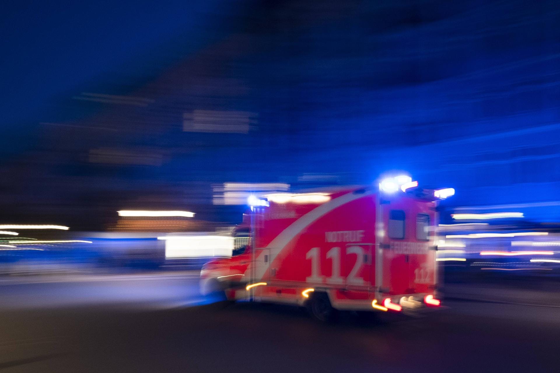 Krankenwagen im Einsatz: In Dortmund verletzte sich ein 18-Jähriger bei einem Sturz durch eine Zwischendecke schwer.