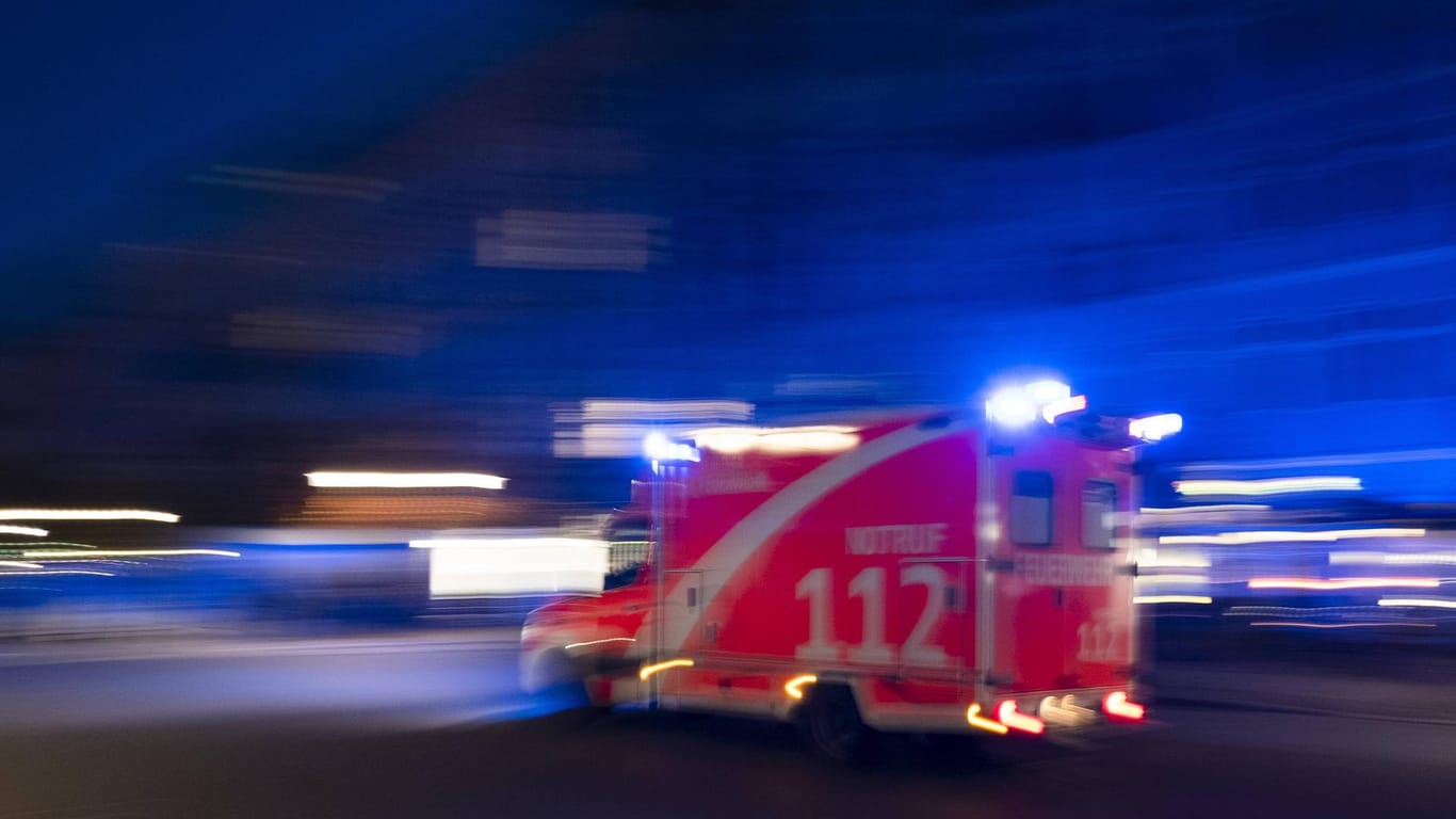 Krankenwagen im Einsatz: In Dortmund verletzte sich ein 18-Jähriger bei einem Sturz durch eine Zwischendecke schwer.