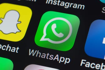 Das WhatsApp-Symbol auf einem Smartphone: Der Messenger bekommen regelmäßig neue Funktionen.