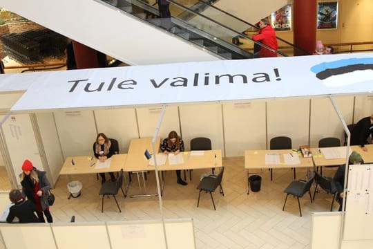 Wähler geben in einem Wahllokal in einem Einkaufszentrum in Tallinn ihre Stimme ab.