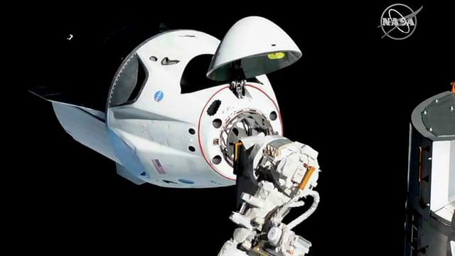 Die Raumkapsel von SpaceX kurz vor dem Andocken an die Internationale Raumstation (ISS). Die Raumkapsel von SpaceX kurz vor dem Andocken an die Internationale Raumstation (ISS).
