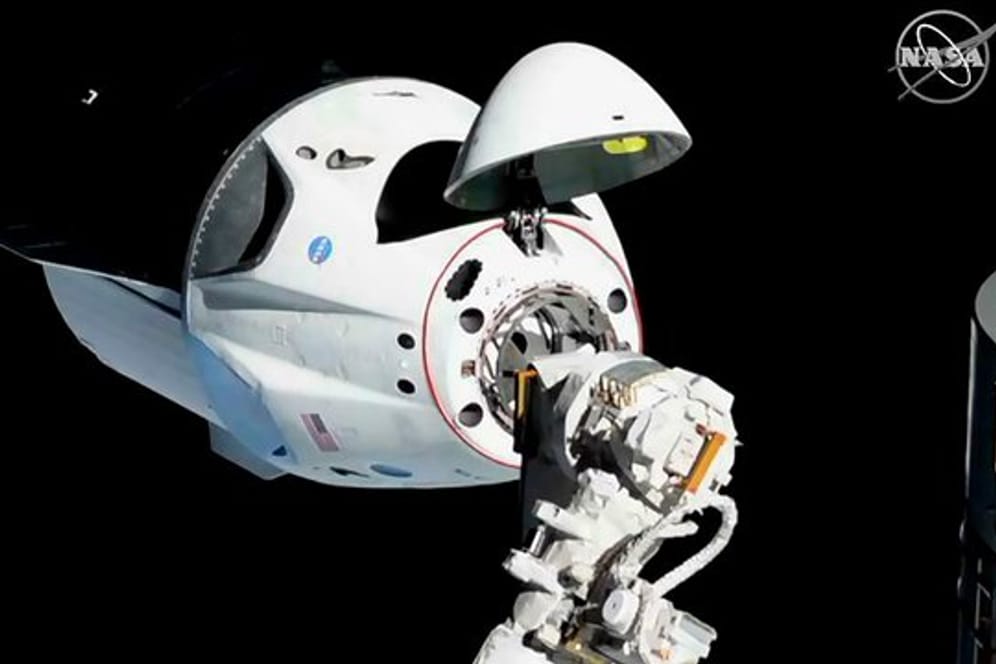 Die Raumkapsel von SpaceX kurz vor dem Andocken an die Internationale Raumstation (ISS).