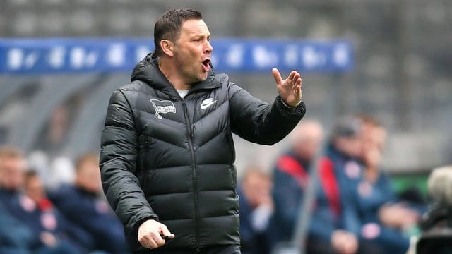 Berlins Trainer Pal Dardai gab seiner Mannschaft eine klare Halbzeitansprache. Berlins Trainer Pal Dardai gab seiner Mannschaft eine klare Halbzeitansprache.