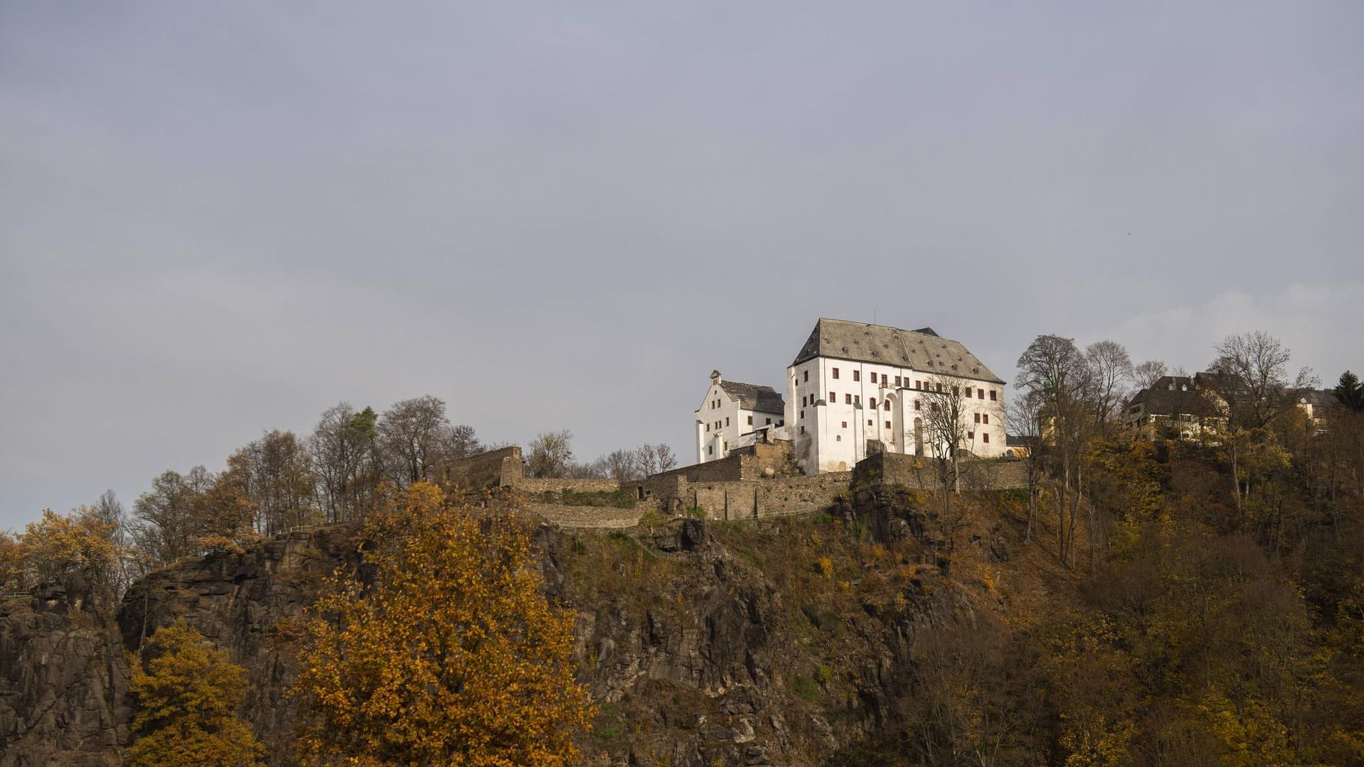 Wolkenstein im Erzgebirge: Ein Kletterer stürzte von einem 20-Meter-Felsen Wolkenstein im Erzgebirge: Ein Kletterer stürzte von einem 20-Meter-Felsen