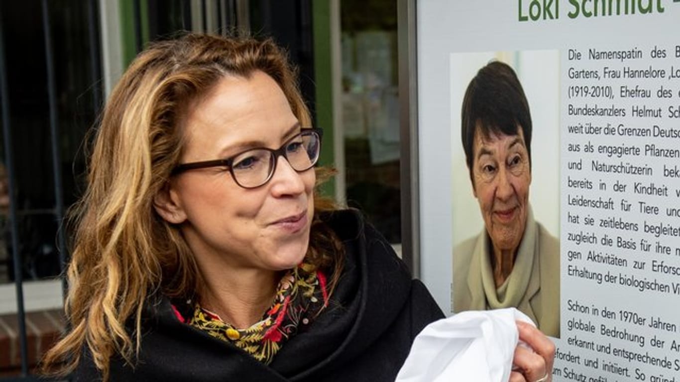 Carola Veit (SPD), Präsidentin der Hamburgischen Bürgerschaft, enthüllt im Botanischen Garten eine Gedenktafel zu Ehren der 2010 gestorbenen Hamburger Ehrenbürgerin Loki Schmidt.