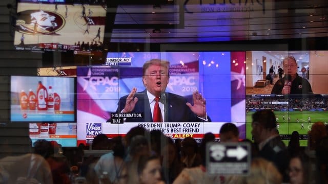 Die Rede Donlad Trumps wird im Konferenzsaal in Oxon Hill auf Monitoren übertragen. Die Rede Donlad Trumps wird im Konferenzsaal in Oxon Hill auf Monitoren übertragen.