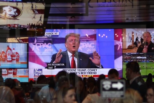 Die Rede Donlad Trumps wird im Konferenzsaal in Oxon Hill auf Monitoren übertragen.