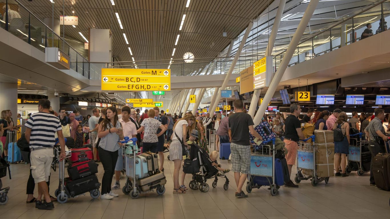 Passagiere stehen an: Im Februar hatte schon der Luftfahrtverband BDL vor einem erneut schwierigen Sommer gewarnt.