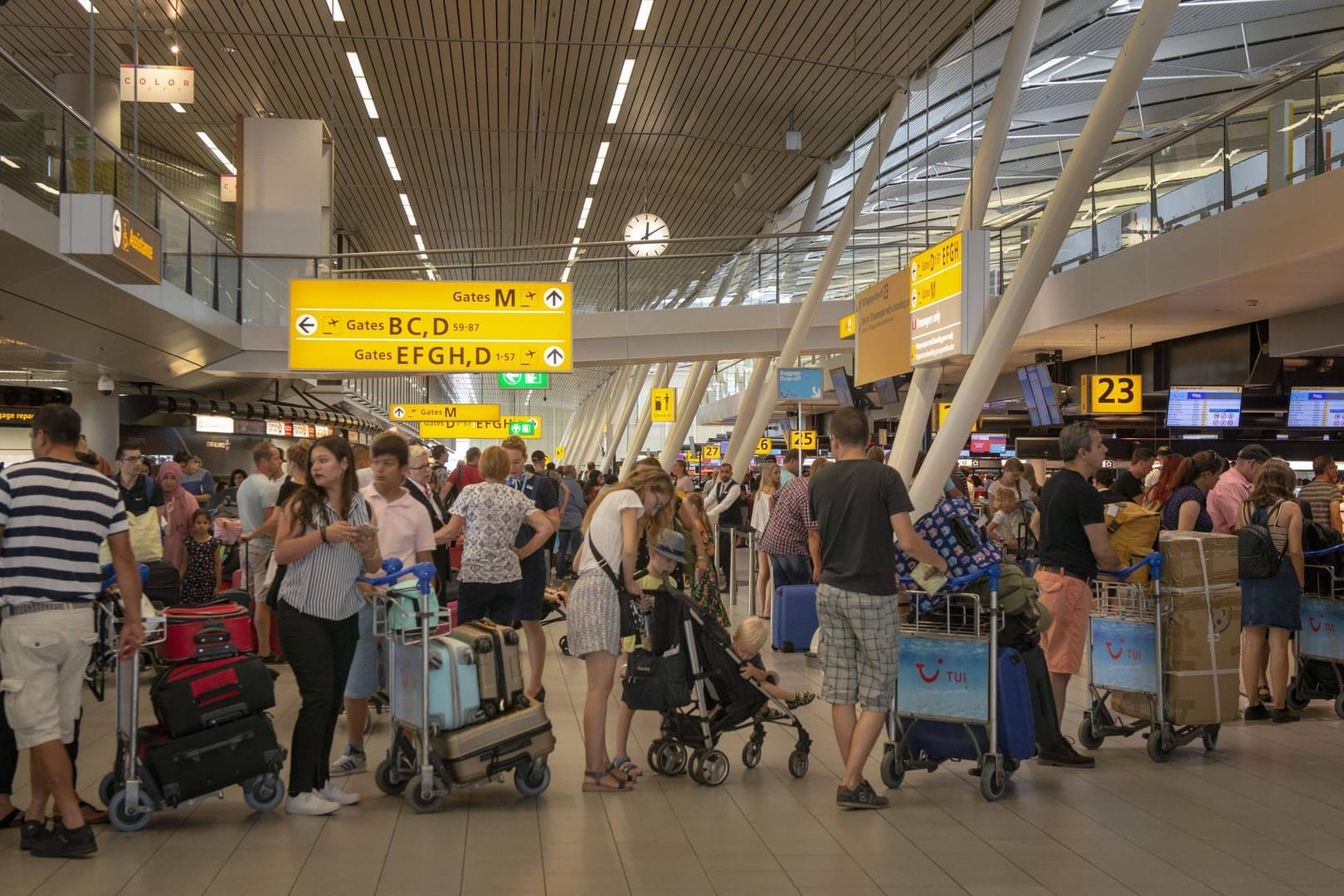 Passagiere stehen an: Im Februar hatte schon der Luftfahrtverband BDL vor einem erneut schwierigen Sommer gewarnt.