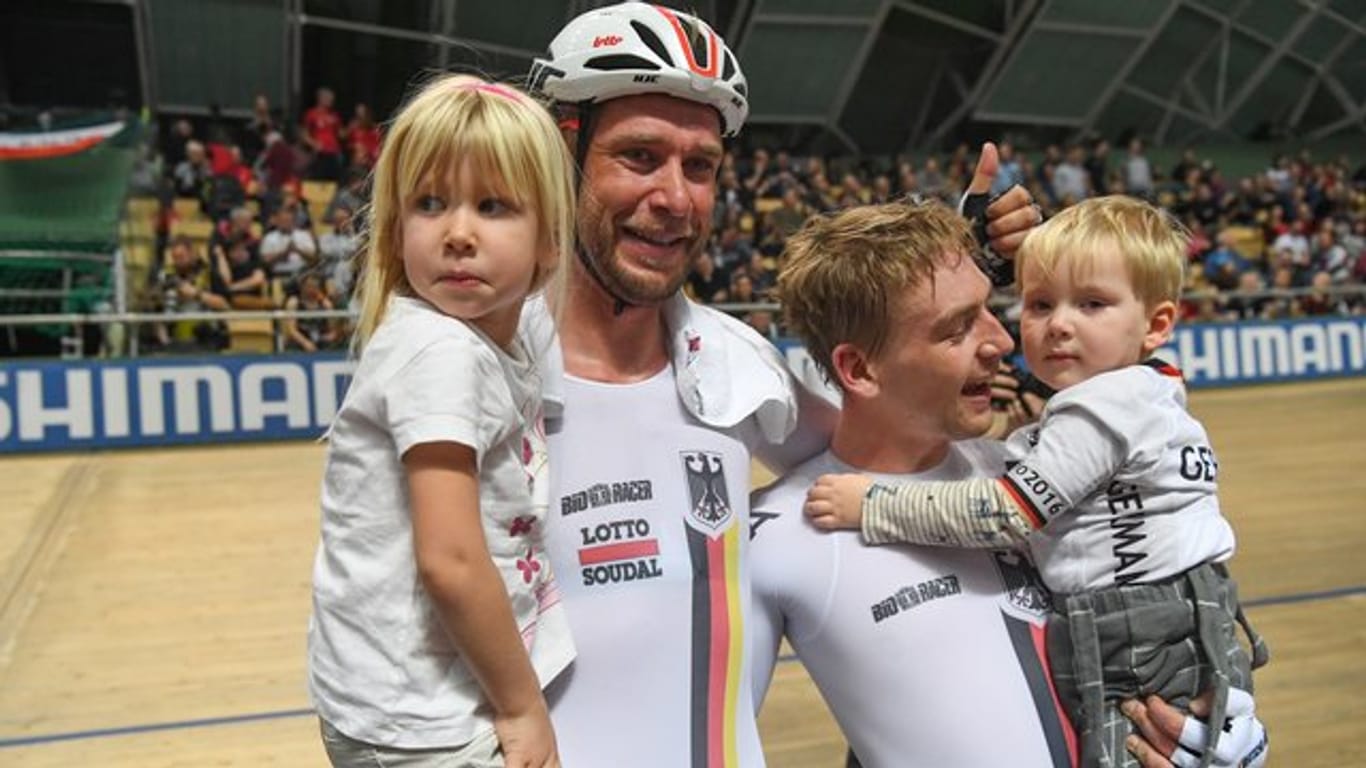 Roger Kluge (l) und Theo Reinhardt (r) feiern mit ihren Kindern den WM-Sieg in Pruszkow.