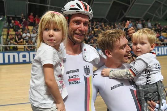 Roger Kluge (l) und Theo Reinhardt (r) feiern mit ihren Kindern den WM-Sieg in Pruszkow.