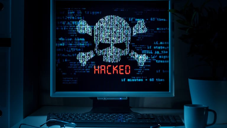 Ein Totenkopf mit der Unterschrift "Hacked" auf einem Bildschirm (Symbolbild): Unternehmensdaten veröffentlicht