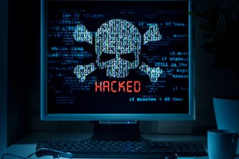 Ein Totenkopf mit der Unterschrift "Hacked" auf einem Bildschirm (Symbolbild): Unternehmensdaten veröffentlicht