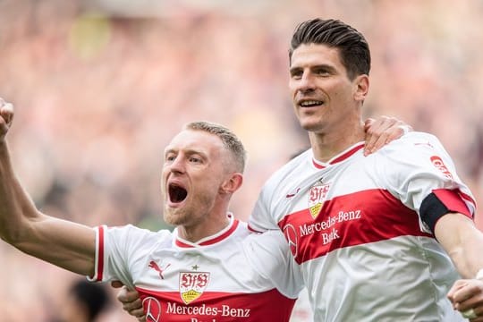 Stuttgarts Mario Gomez (r) freut sich mit Mannschaftskamerad Andreas Beck nach dem Tor zum 1:0.