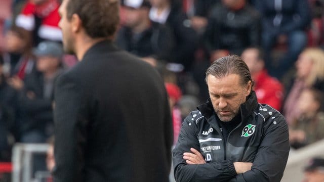 Trainer Thomas Doll (r) hat die Mannschaft von Hannover 96 für ihre Leistung gegen den VfB Stuttgart massiv kritisiert.