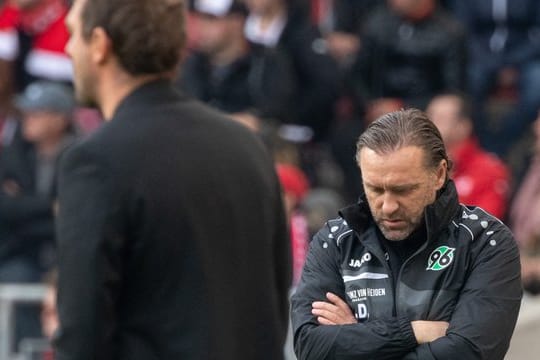 Trainer Thomas Doll (r) hat die Mannschaft von Hannover 96 für ihre Leistung gegen den VfB Stuttgart massiv kritisiert.