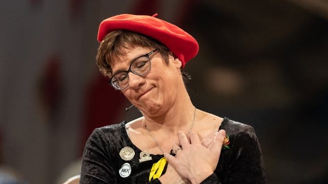 CDU-Chefin Annegret Kramp-Karrenbauer während ihres Fastnacht-Auftritts in Stockach am Bodensee. CDU-Chefin Annegret Kramp-Karrenbauer während ihres Fastnacht-Auftritts in Stockach am Bodensee.