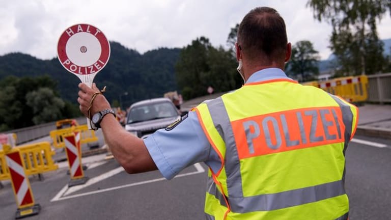 Polizisten kontrollieren in Oberaudorf an einer mobilen Kontrollstelle kurz hinter der Grenze Fahrzeuge, die aus Österreich nach Deutschland kommen.