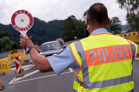 Polizisten kontrollieren in Oberaudorf an einer mobilen Kontrollstelle kurz hinter der Grenze Fahrzeuge, die aus Österreich nach Deutschland kommen.