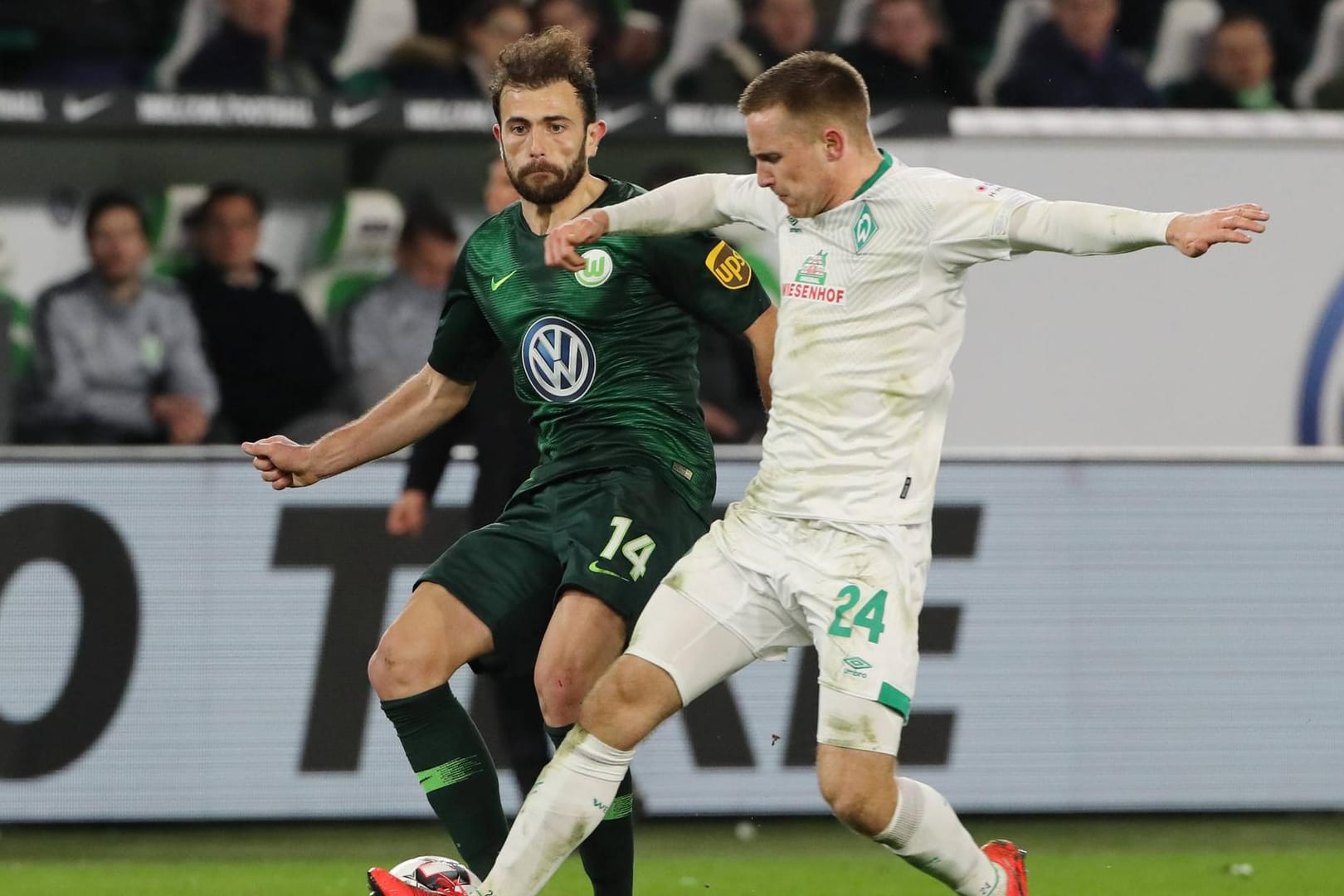 Admir Mehmedi (links) im Duell mit Johannes Eggestein.