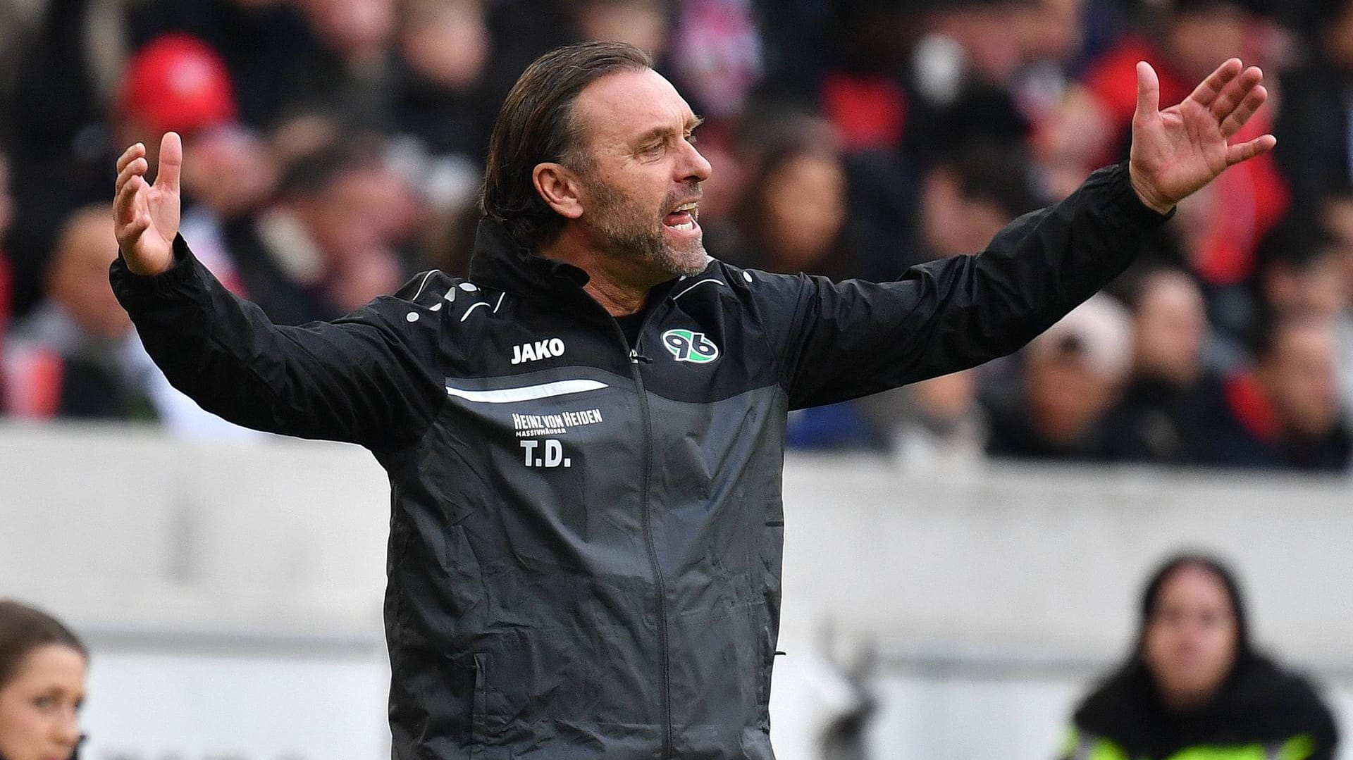 Thomas Doll zählt seine eigene Mannschaft an.